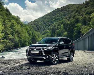 Превью обои mitsubishi pajero, внедорожник, горы