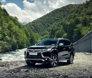 Превью обои mitsubishi pajero, внедорожник, горы