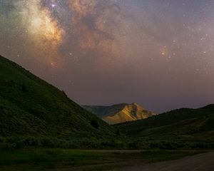 Превью обои млечный путь, холмы, трава, ночь