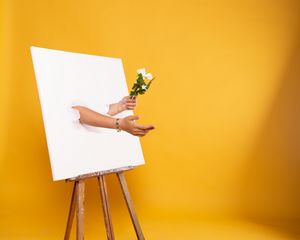 Превью обои мольберт, холст, руки, цветы, иллюзия, инсталляция