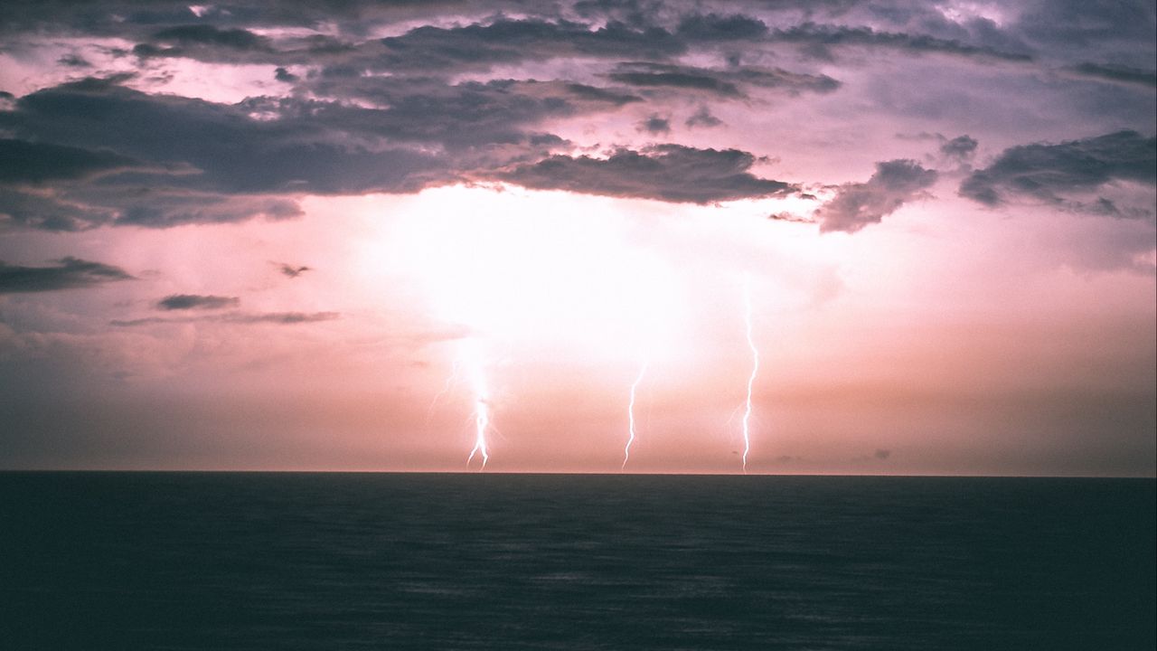 Обои молнии, горизонт, море, ночь, облака, пасмурно