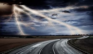 Превью обои молния, дорога, асфальт, стихия, небо, непогода, авто, движение, разряд