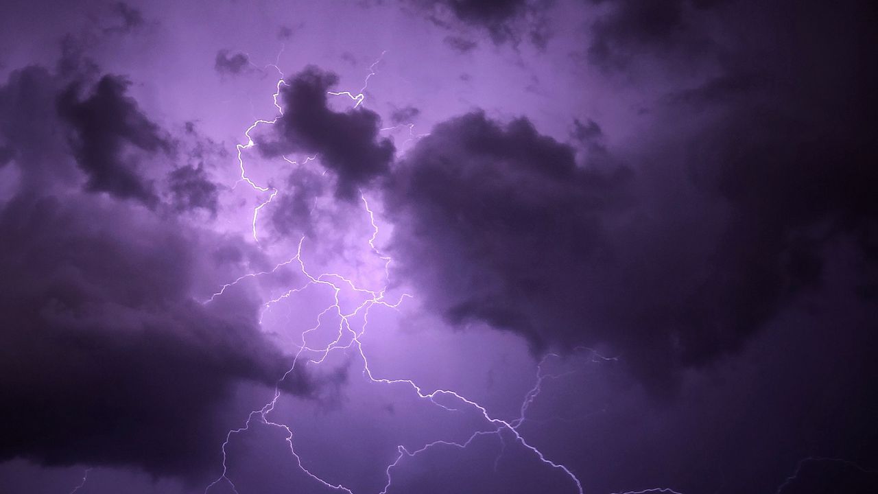 Обои молния, гроза, облака, фиолетовый