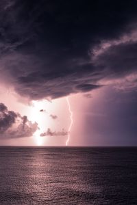 Превью обои молния, море, горизонт, облака, блики