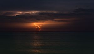 Превью обои молния, небо, море, темнота, природа