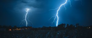 Превью обои молния, небо, пасмурно, ночь, темный