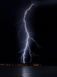Превью обои молния, ночь, горизонт, море, свет