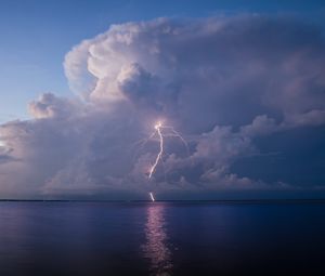 Превью обои молния, свечение, море, горизонт