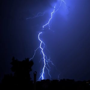 Превью обои молния, свечение, ночь, деревья