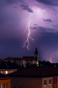 Превью обои молния, здание, город, ночь