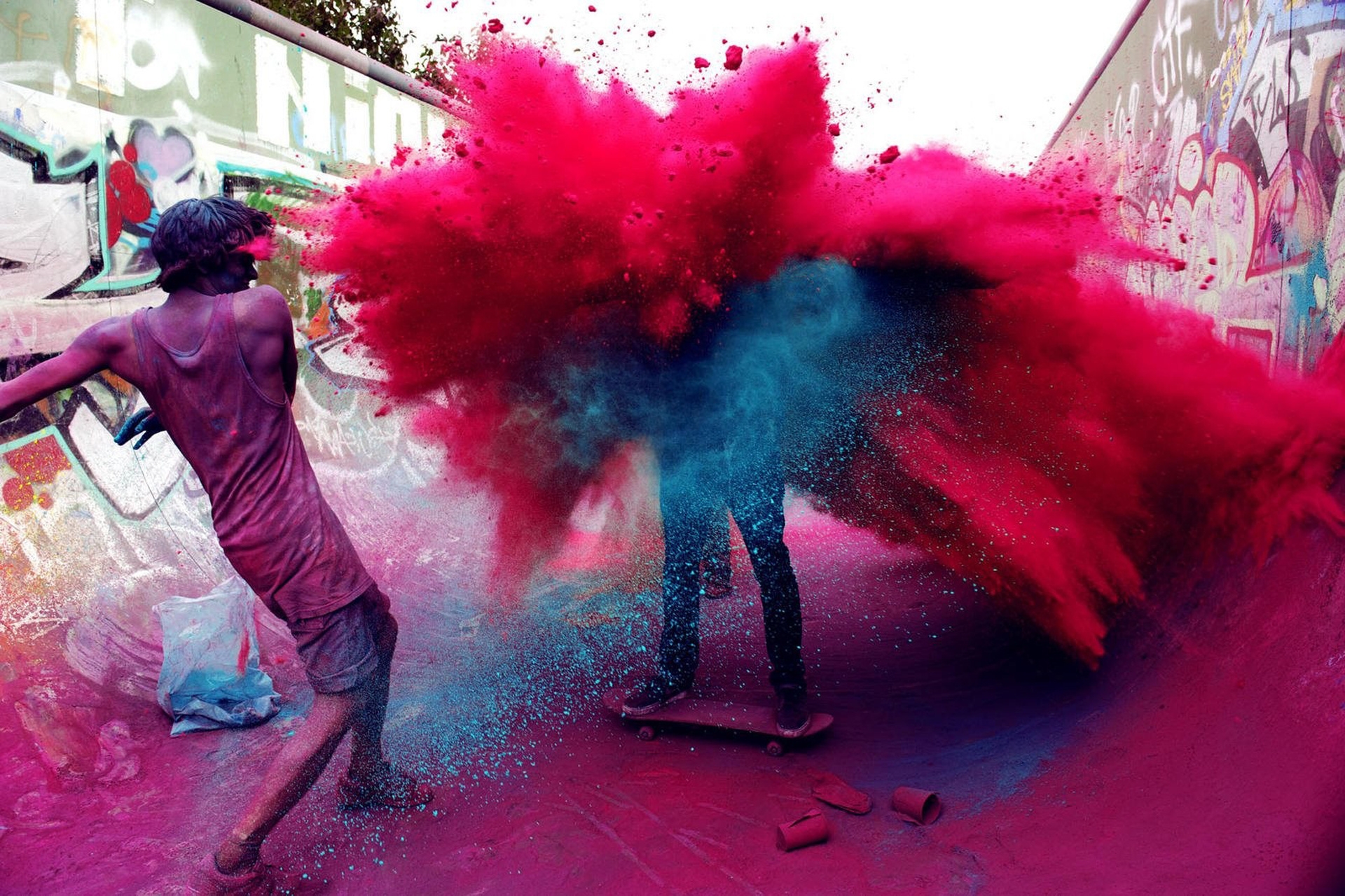 Был ярко красный человек. Праздник красок Холи в Индии. Яркие краски. Взрыв красок. Взрыв красок Холи.