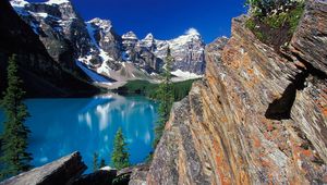 Превью обои moraine lake, канада, озеро, девственная природа, скалы, горная порода, голубое