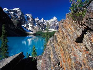 Превью обои moraine lake, канада, озеро, девственная природа, скалы, горная порода, голубое