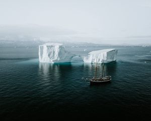 Превью обои море, айсберг, корабль, лед, вода