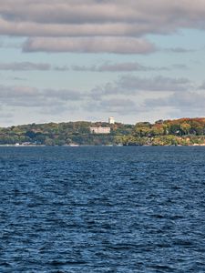 Превью обои море, берег, деревья, здания