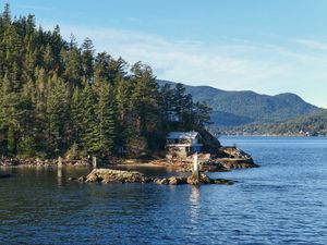 Превью обои море, берег, дом, деревья