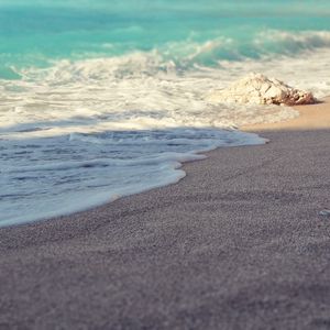 Превью обои море, берег, пляж, песок, волна, камень, макро, крупинки