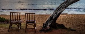 Превью обои море, берег, стулья, вид, сумерки, пейзаж