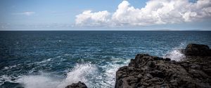 Превью обои море, брызги, пена, горизонт, камни