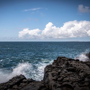 Превью обои море, брызги, пена, горизонт, камни