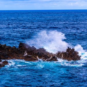 Превью обои море, брызги, волны, камни