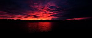 Превью обои море, деревья, закат, темный
