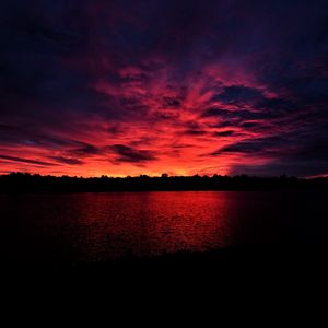 Превью обои море, деревья, закат, темный
