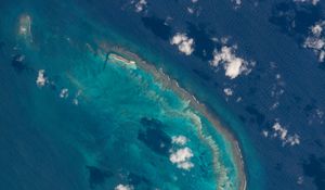 Превью обои море, дно, берег, облака, вид сверху