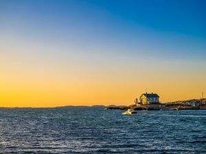Превью обои море, дома, небо, закат