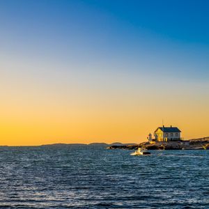Превью обои море, дома, небо, закат