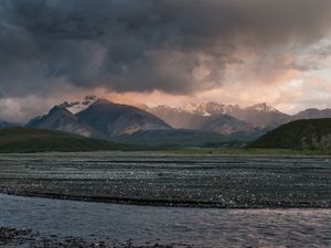 Превью обои море, галька, берег, холмы, горы, природа