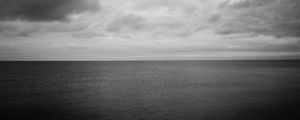 Превью обои море, горизонт, чб, небо, облака