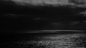 Превью обои море, горизонт, чб, пасмурно, облака, рябь