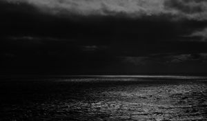 Превью обои море, горизонт, чб, пасмурно, облака, рябь