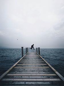 Превью обои море, горизонт, человек, прыжок