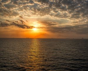 Превью обои море, горизонт, облака, солнце, свет