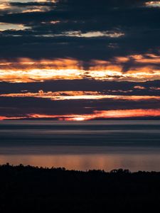 Превью обои море, горизонт, облака, сумерки, деревья