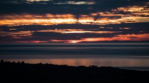 Превью обои море, горизонт, облака, сумерки, деревья