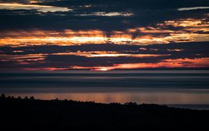 Превью обои море, горизонт, облака, сумерки, деревья
