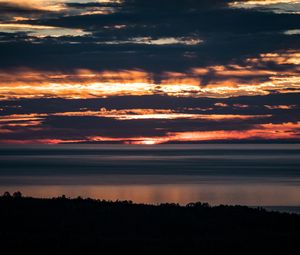 Превью обои море, горизонт, облака, сумерки, деревья