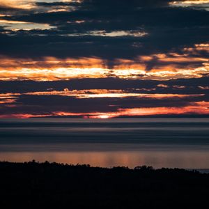 Превью обои море, горизонт, облака, сумерки, деревья