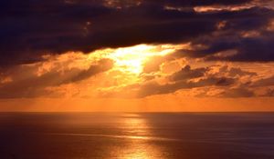 Превью обои море, горизонт, облака, закат, темный