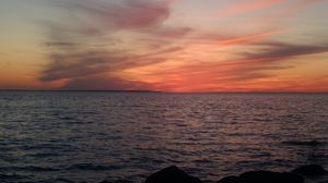 Превью обои море, горизонт, вечер, камни, темный, природа