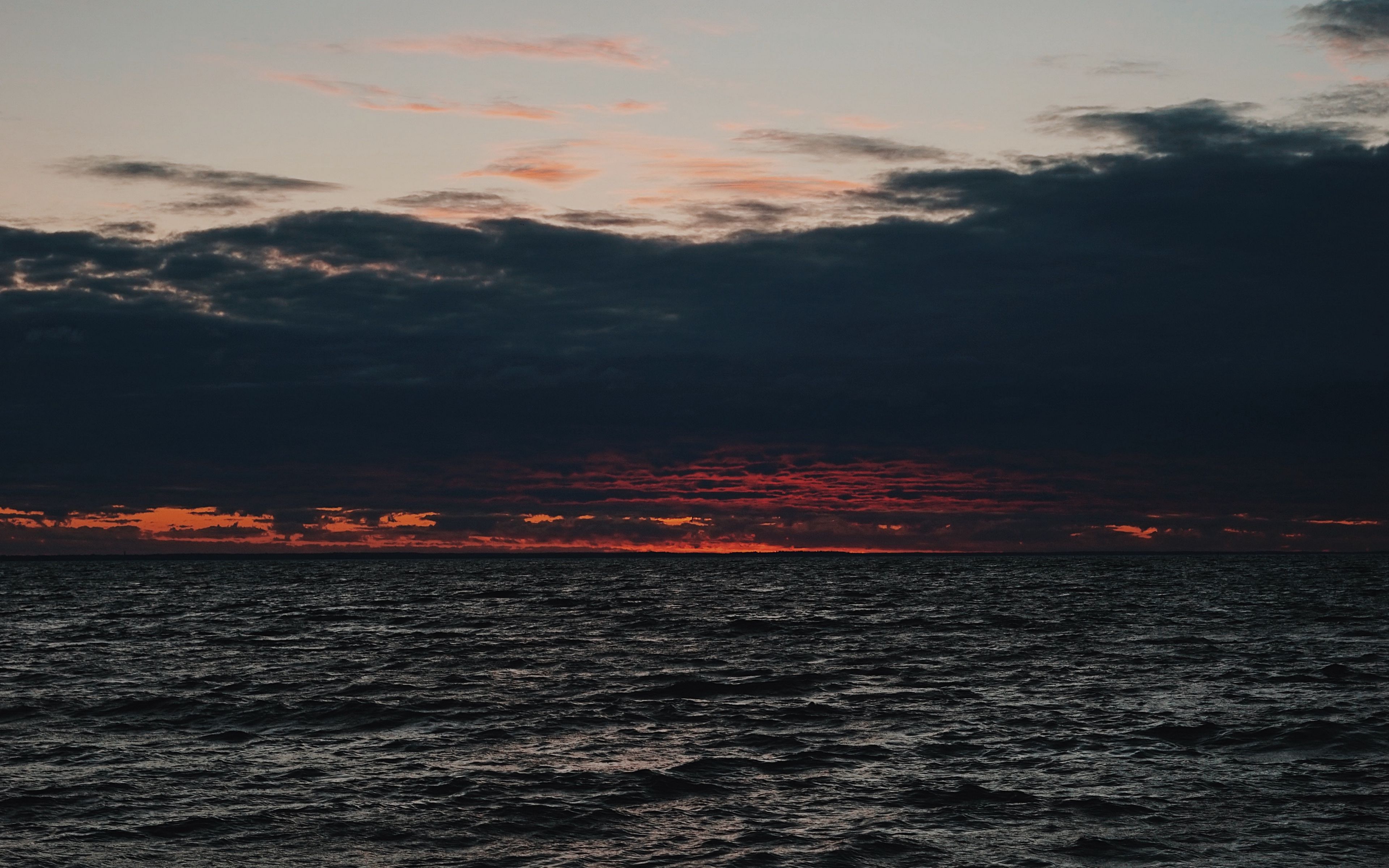 Горизонт 27. Спокойное море красные облака. Обои на два монитора море. Ocean Horizon. Sunset on the Sea Dark clouds.