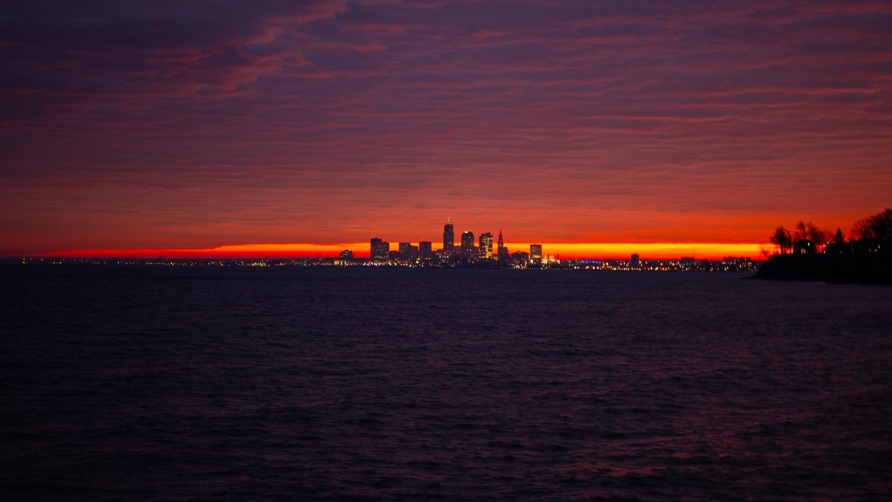 Обои море, город, огни, здания, темный