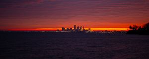Превью обои море, город, огни, здания, темный