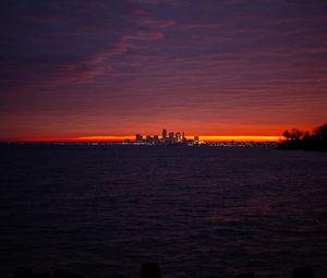 Превью обои море, город, огни, здания, темный