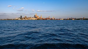 Превью обои море, город, здания, архитектура, побережье