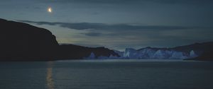 Превью обои море, горы, айсберг, луна, ночь, темный