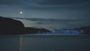 Превью обои море, горы, айсберг, луна, ночь, темный